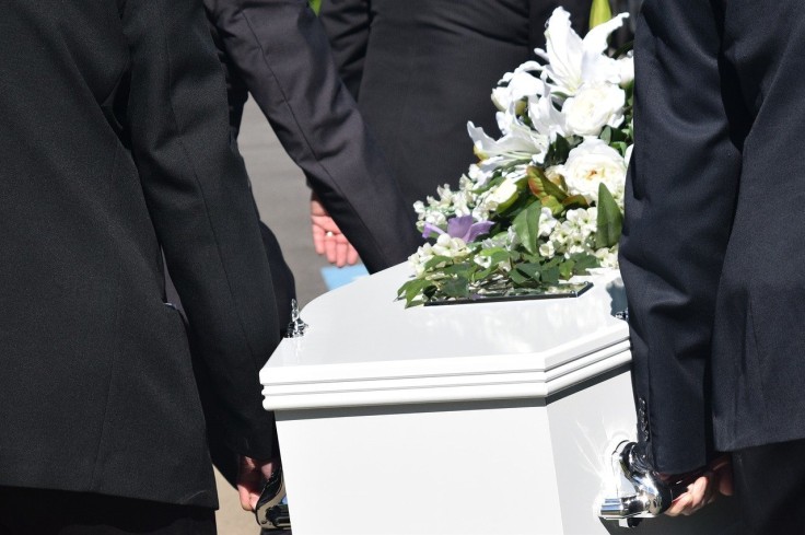 Florida Model Draws Criticism for Doing a Funeral Photoshoot Next to Her Dead Father